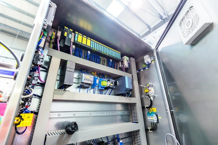 Ouvrier en équipement de sécurité haute visibilité manipulant une console de commande dans un environnement industriel