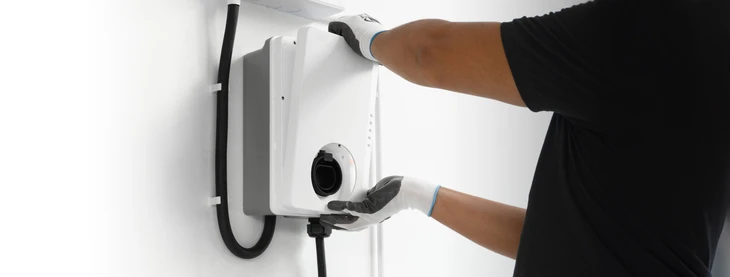 Rangée de bornes de recharge de véhicules électriques sur fond de ciel bleu
