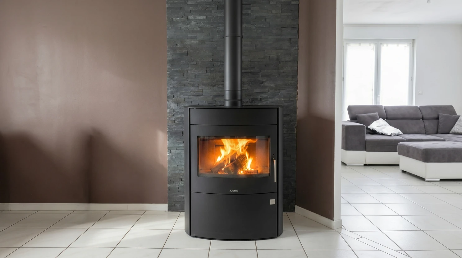 Poêle à bois autonome noir design JUSTUS, vitré grande fenêtre panoramique, feu actif visible, installé sur carrelage blanc