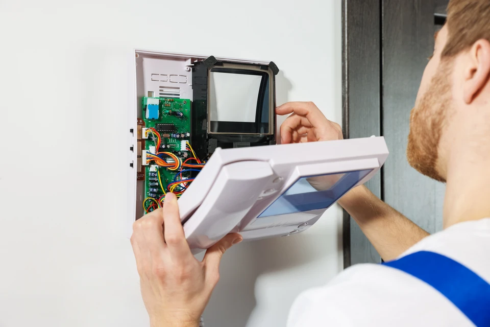 Électricien travaillant dans le standard avec câble de connexion électrique, espace de copie